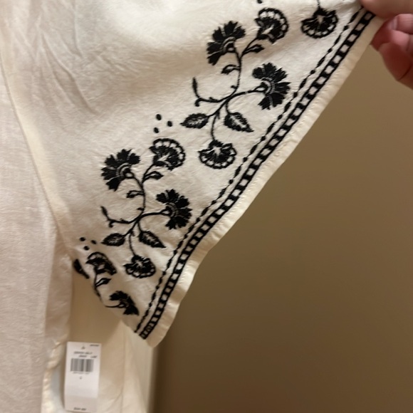 Old Navy Embroidered Split Neck Top in Embroidered Cream, Size M & Size L,
NWT - Picture 12 of 17